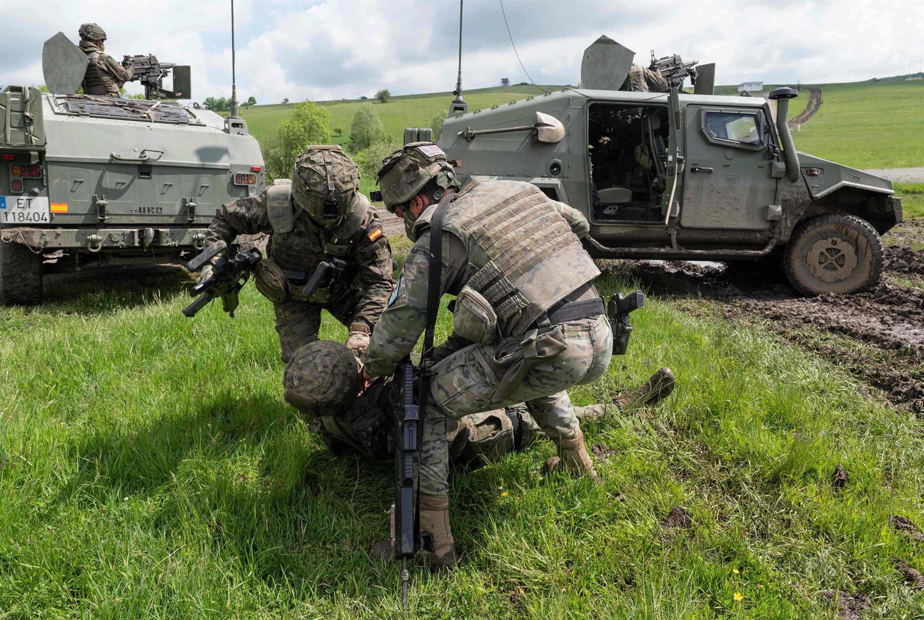 Militares españoles de la BRILAT con uniforme de camuflaje durante un ejercicio de adiestramiento