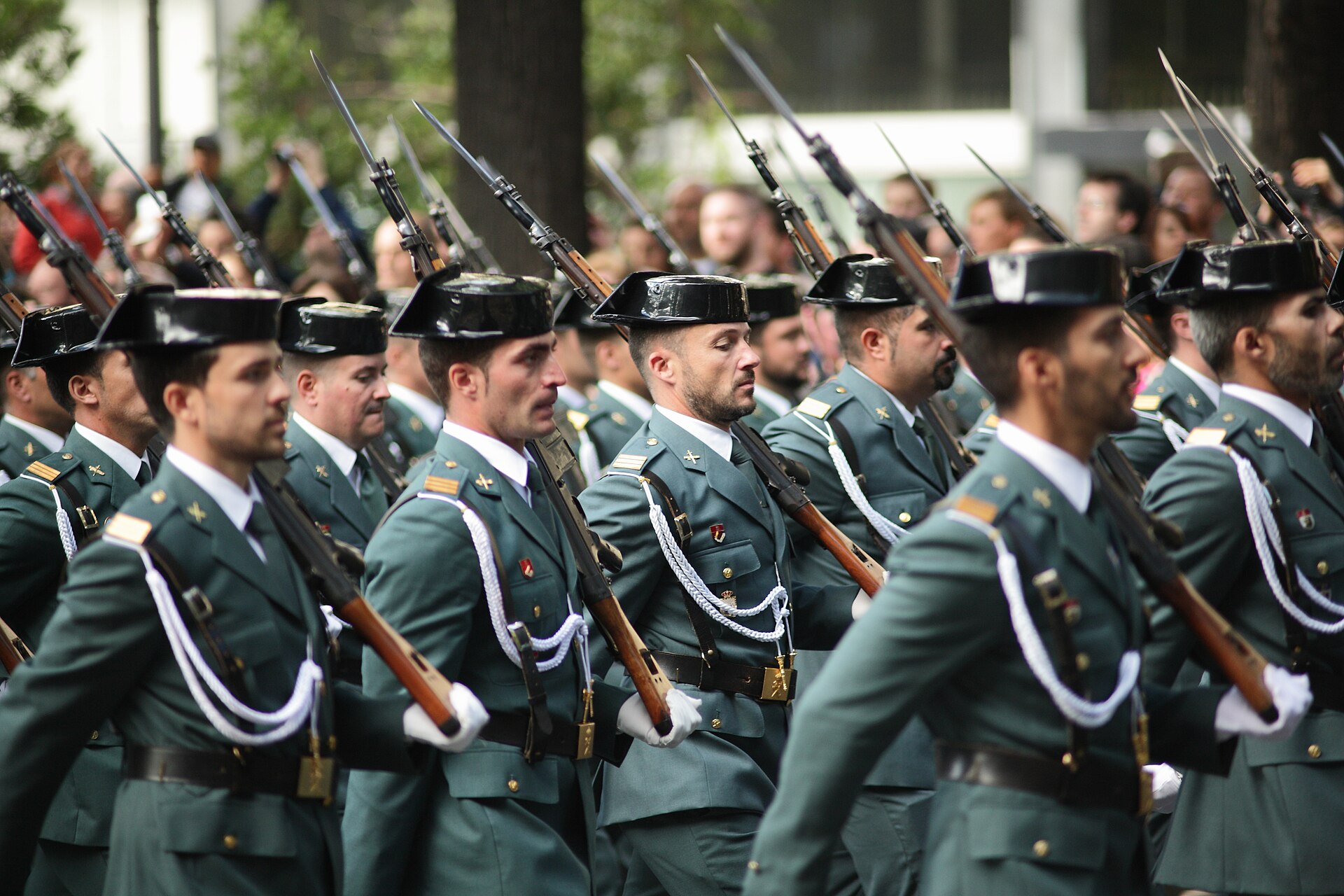 Formación de guardias civiles desfilando a pie en Madrid